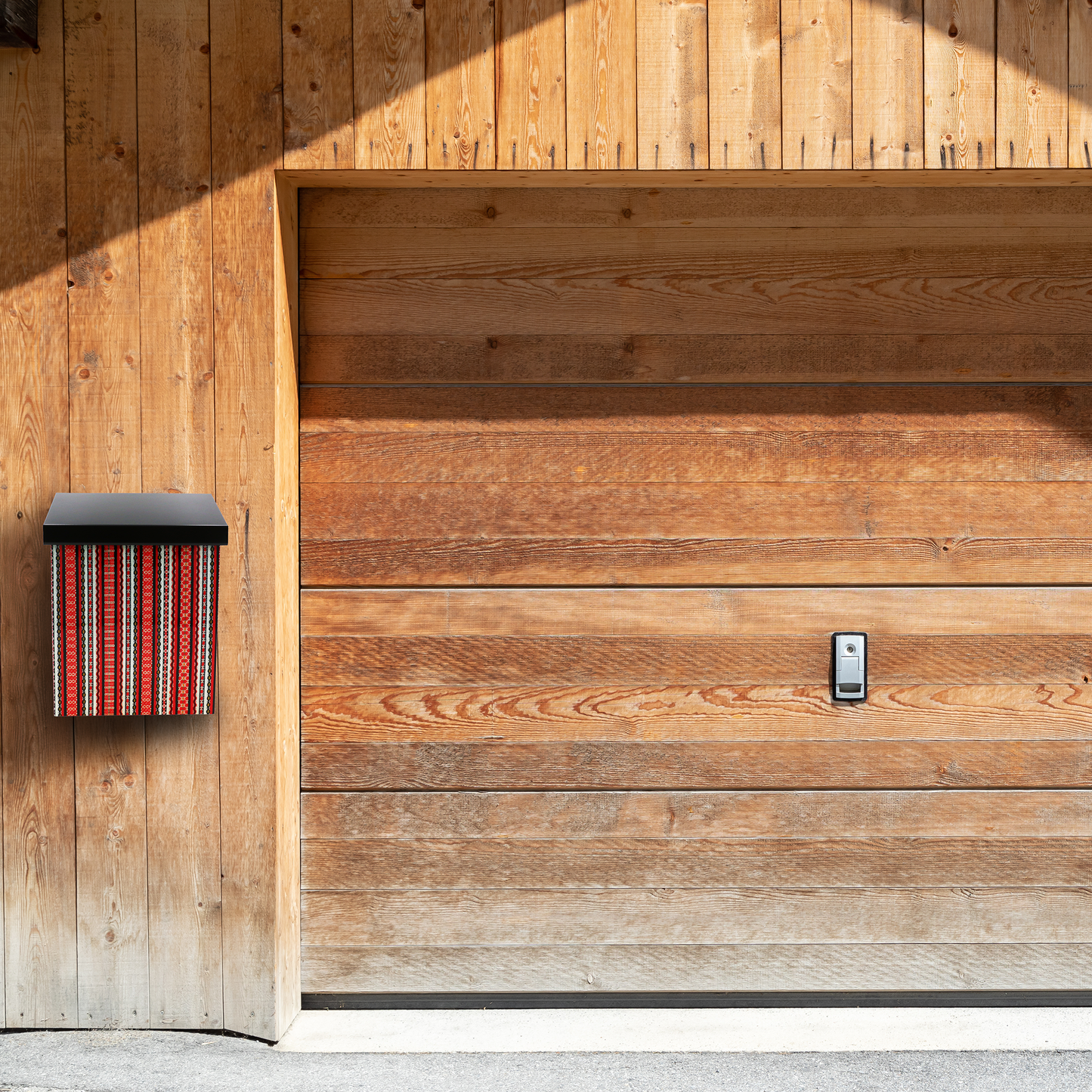 Brevlåda Tina med dalainspirerat mönster, röd.