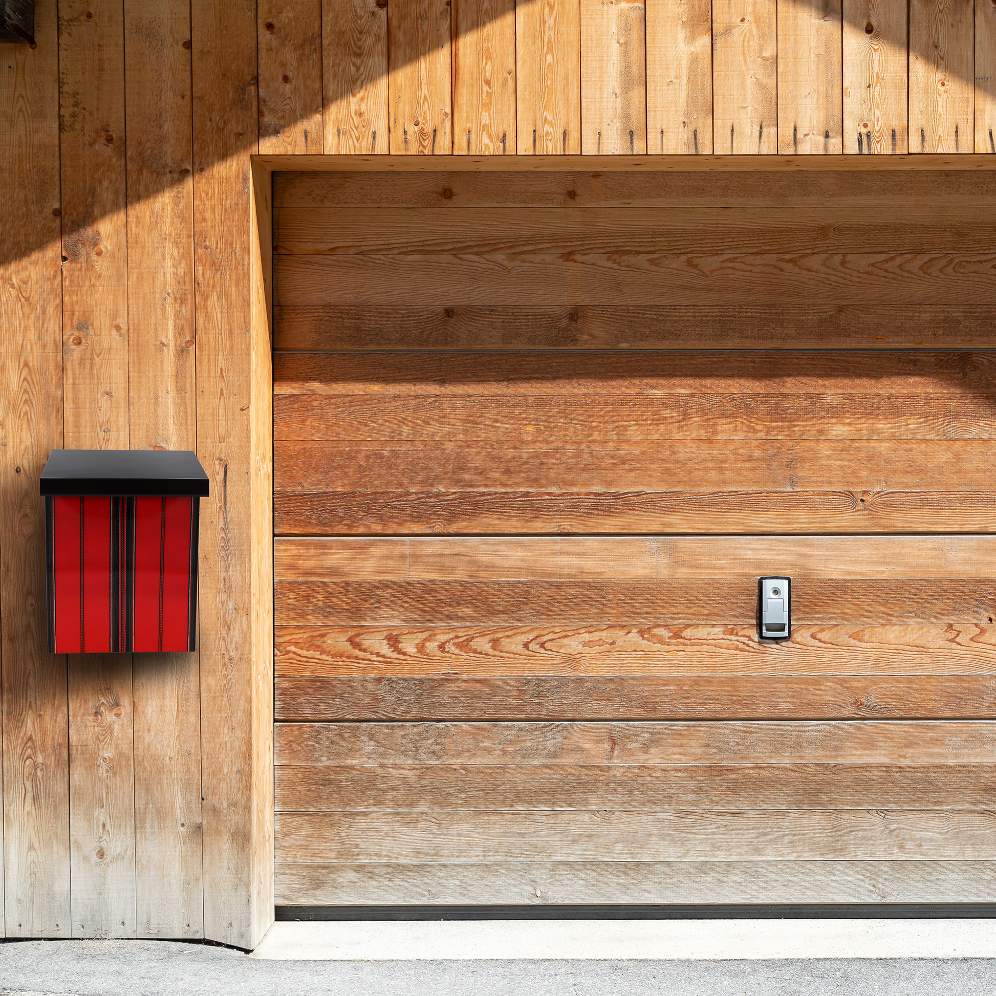 Brevlåda Anna, röd, med dalainspirerad design.