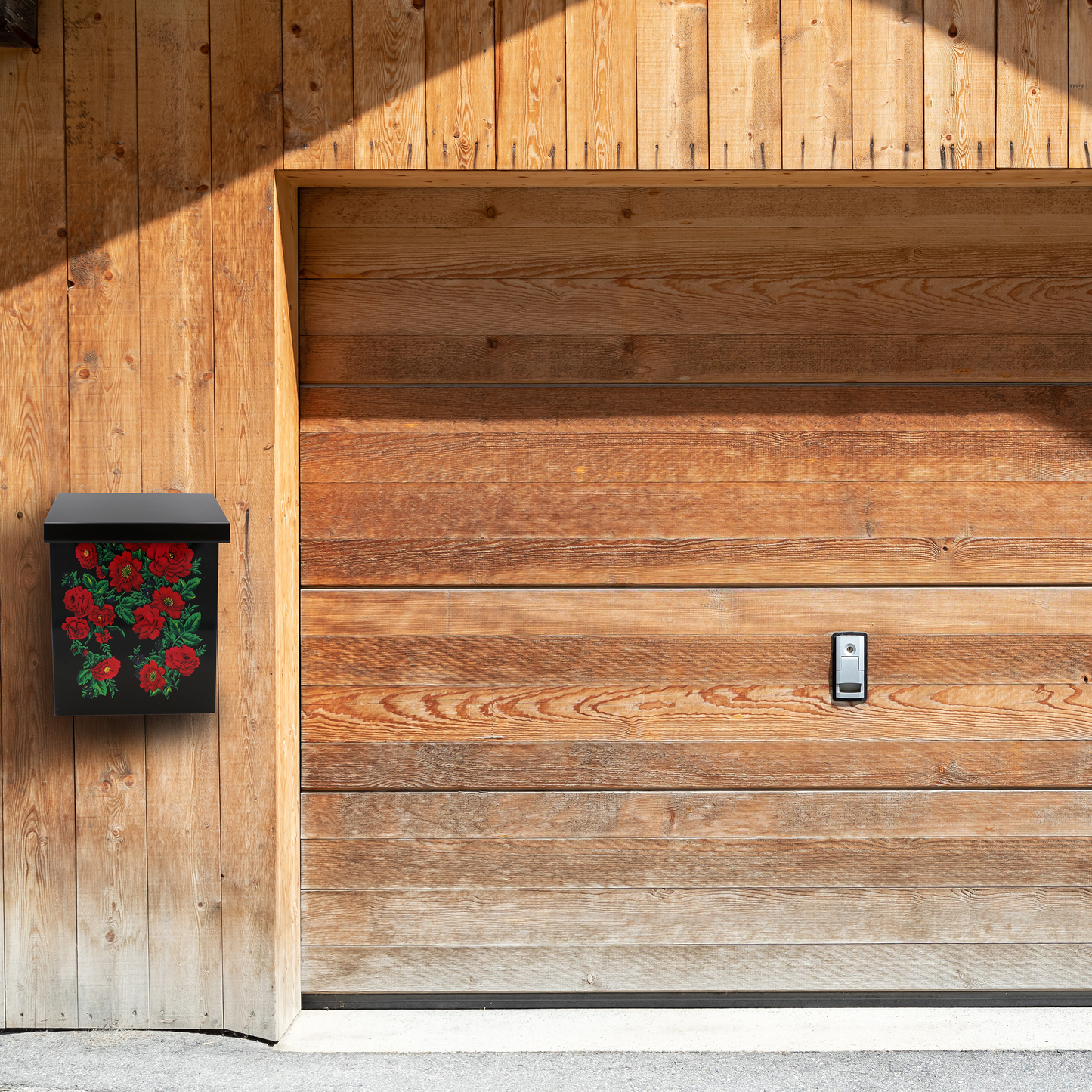 Brevlåda svart med dalainspirerat Ros-mönster.