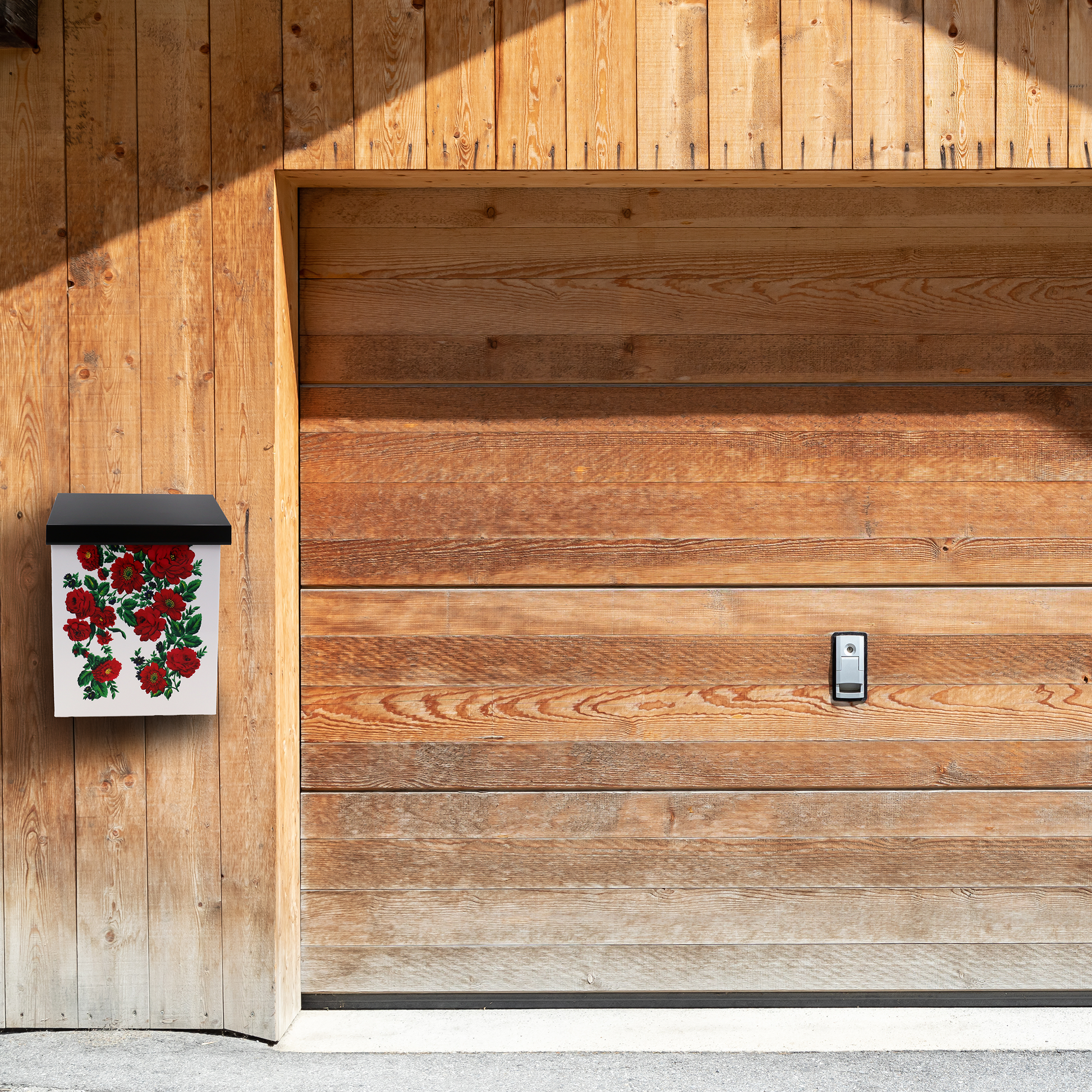 Brevlåda vit med dalainspirerat Ros-mönster.