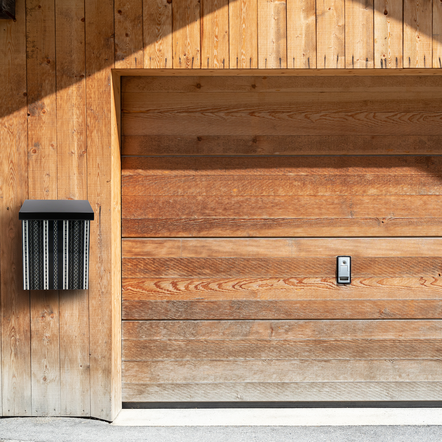 Brevlåda Maggan med dalainspirerat mönster, svart.