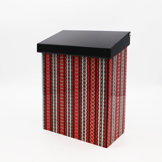 Brevlåda Tina med dalainspirerat mönster, röd.