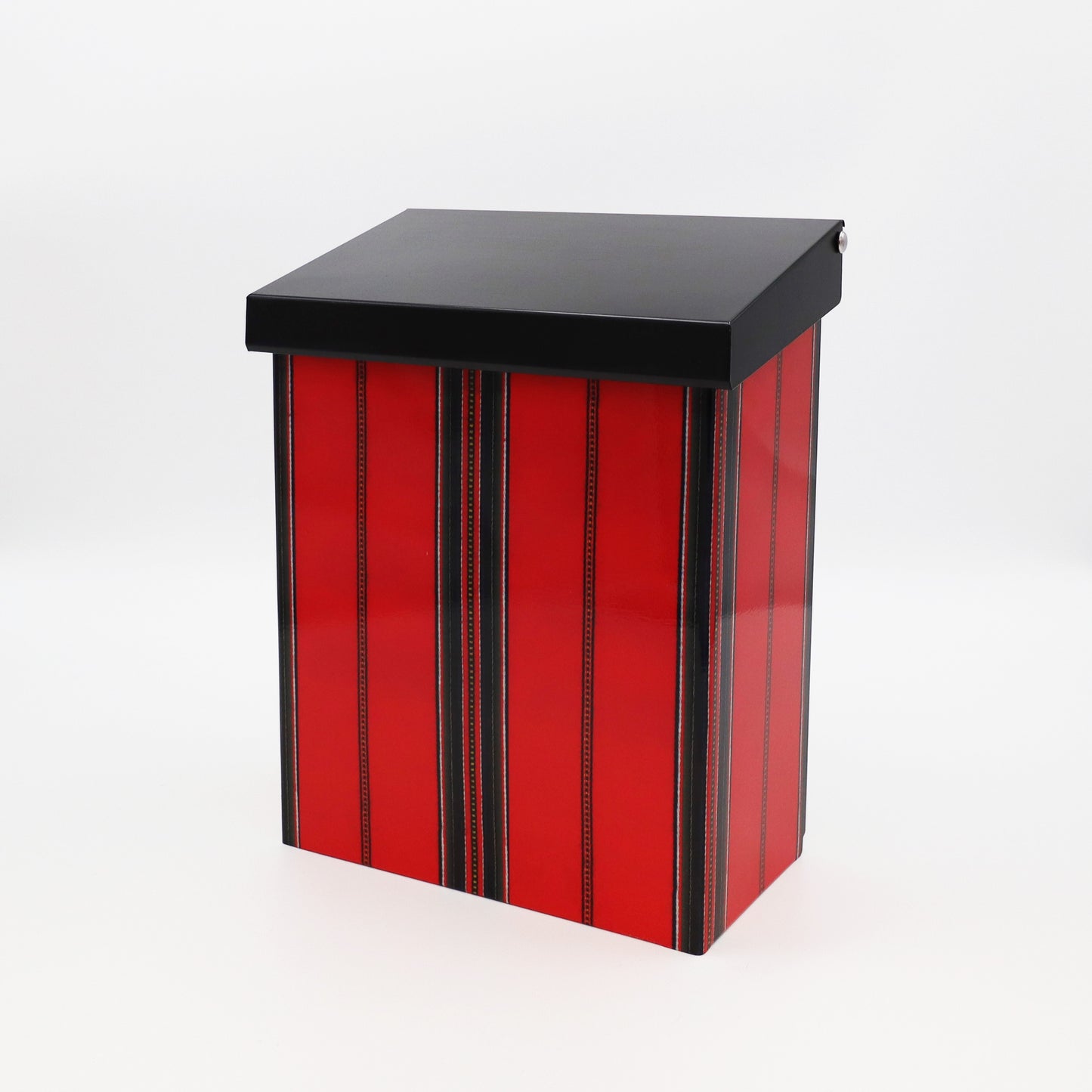 Brevlåda Anna, röd, med dalainspirerad design.