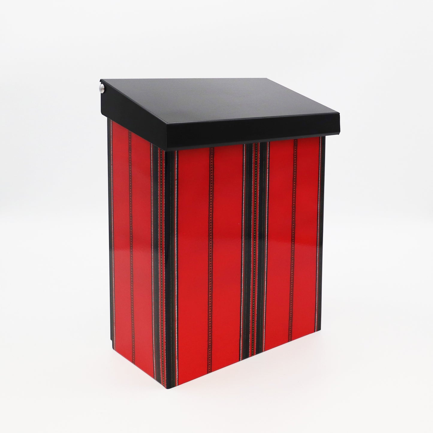 Brevlåda Anna, röd, med dalainspirerad design.