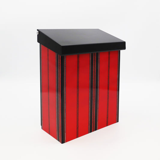 Brevlåda Anna, röd, med dalainspirerad design.