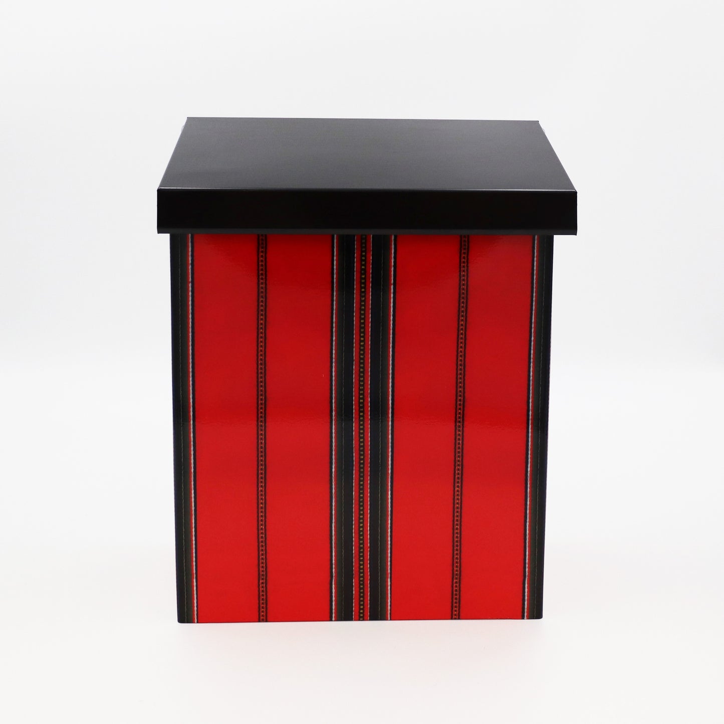 Brevlåda Anna, röd, med dalainspirerad design.