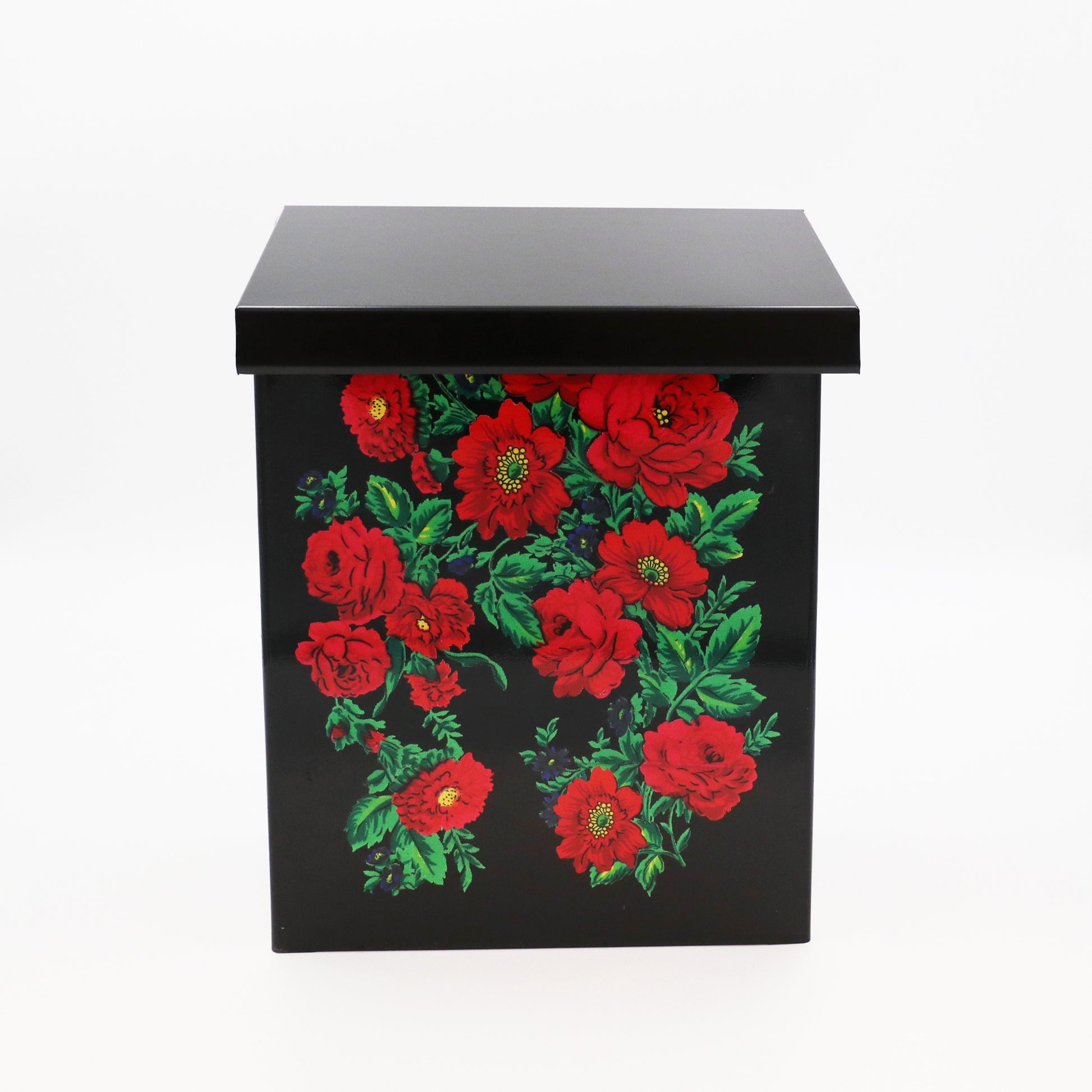 Brevlåda svart med dalainspirerat Ros-mönster.