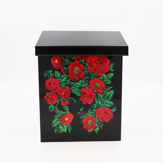 Brevlåda svart med dalainspirerat Ros-mönster.