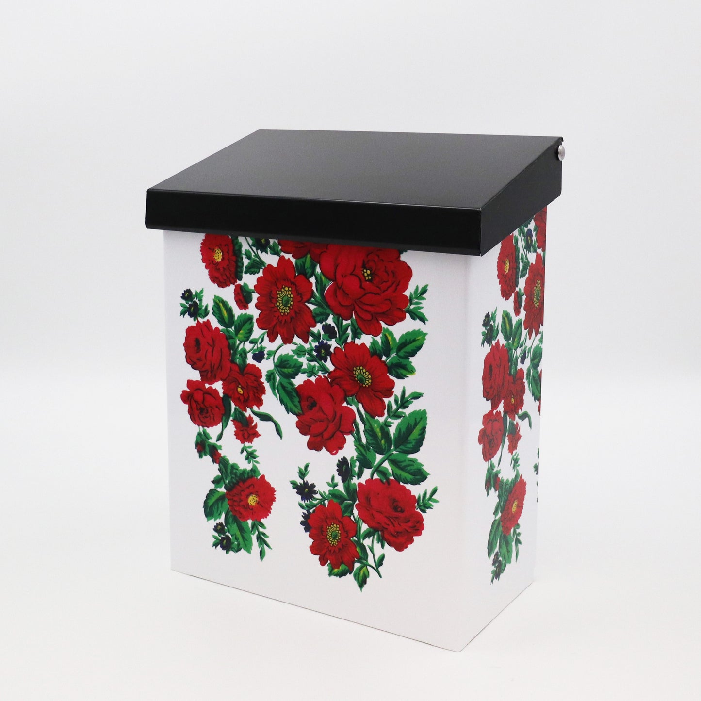 Brevlåda vit med dalainspirerat Ros-mönster.