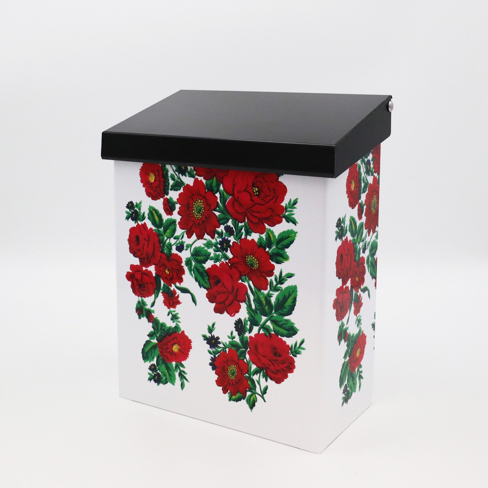 Brevlåda vit med dalainspirerat Ros-mönster.