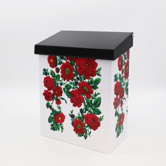 Brevlåda vit med dalainspirerat Ros-mönster.