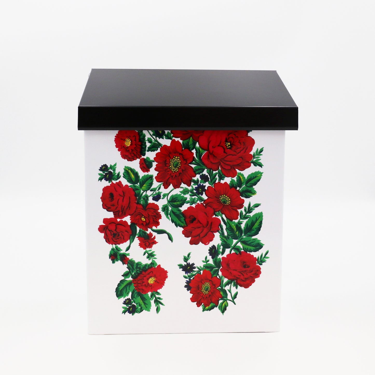 Brevlåda vit med dalainspirerat Ros-mönster.