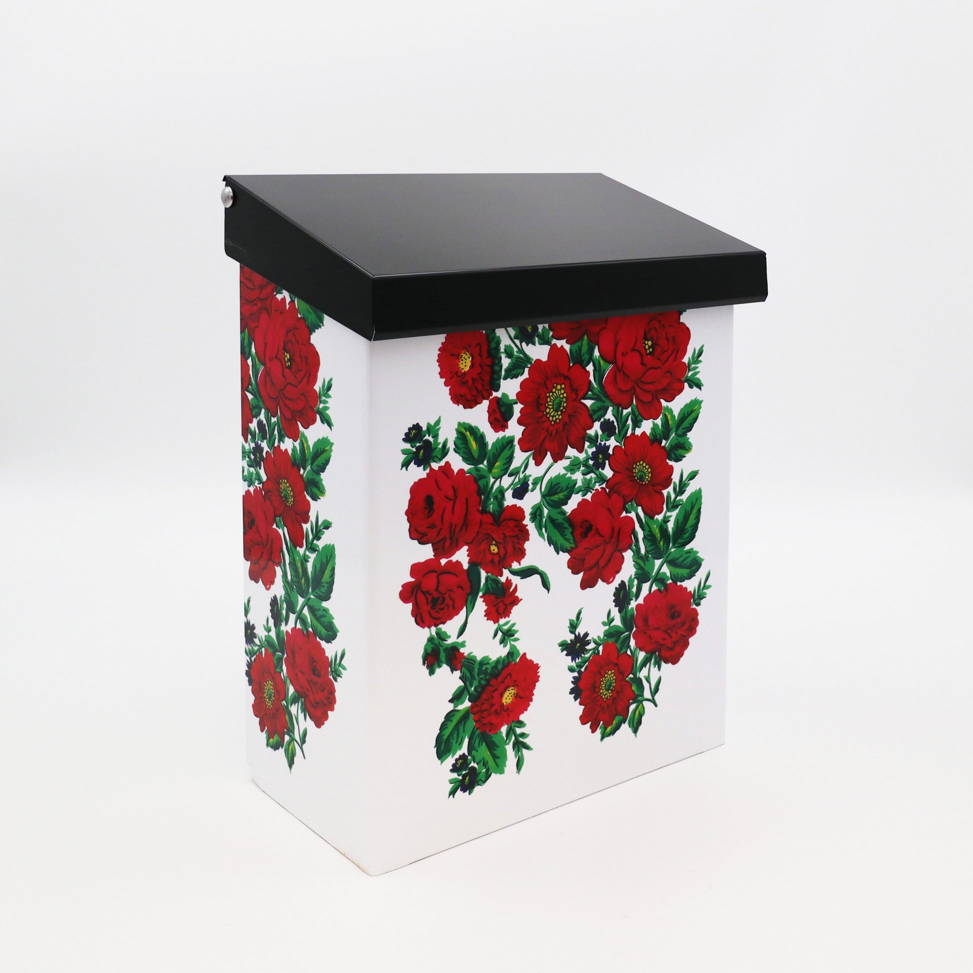 Brevlåda vit med dalainspirerat Ros-mönster.