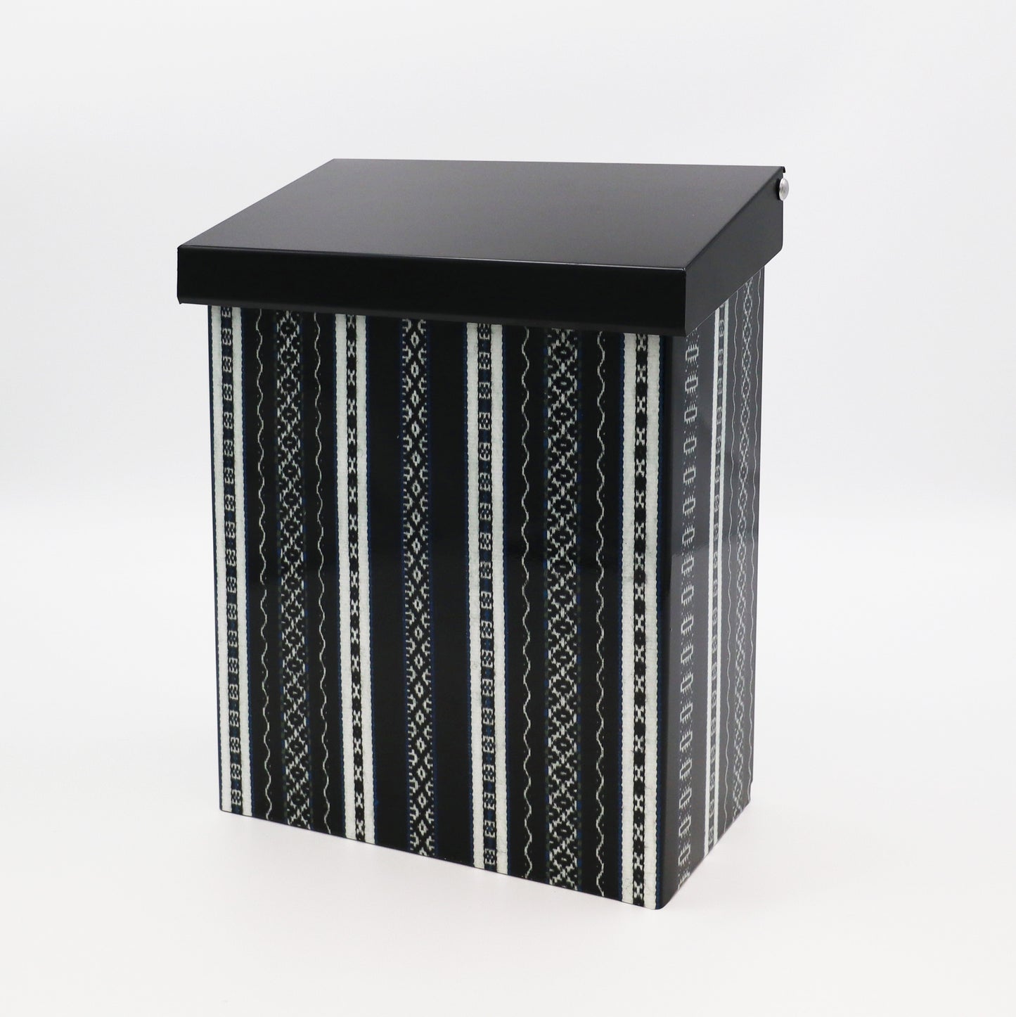 Brevlåda Maggan med dalainspirerat mönster, svart.