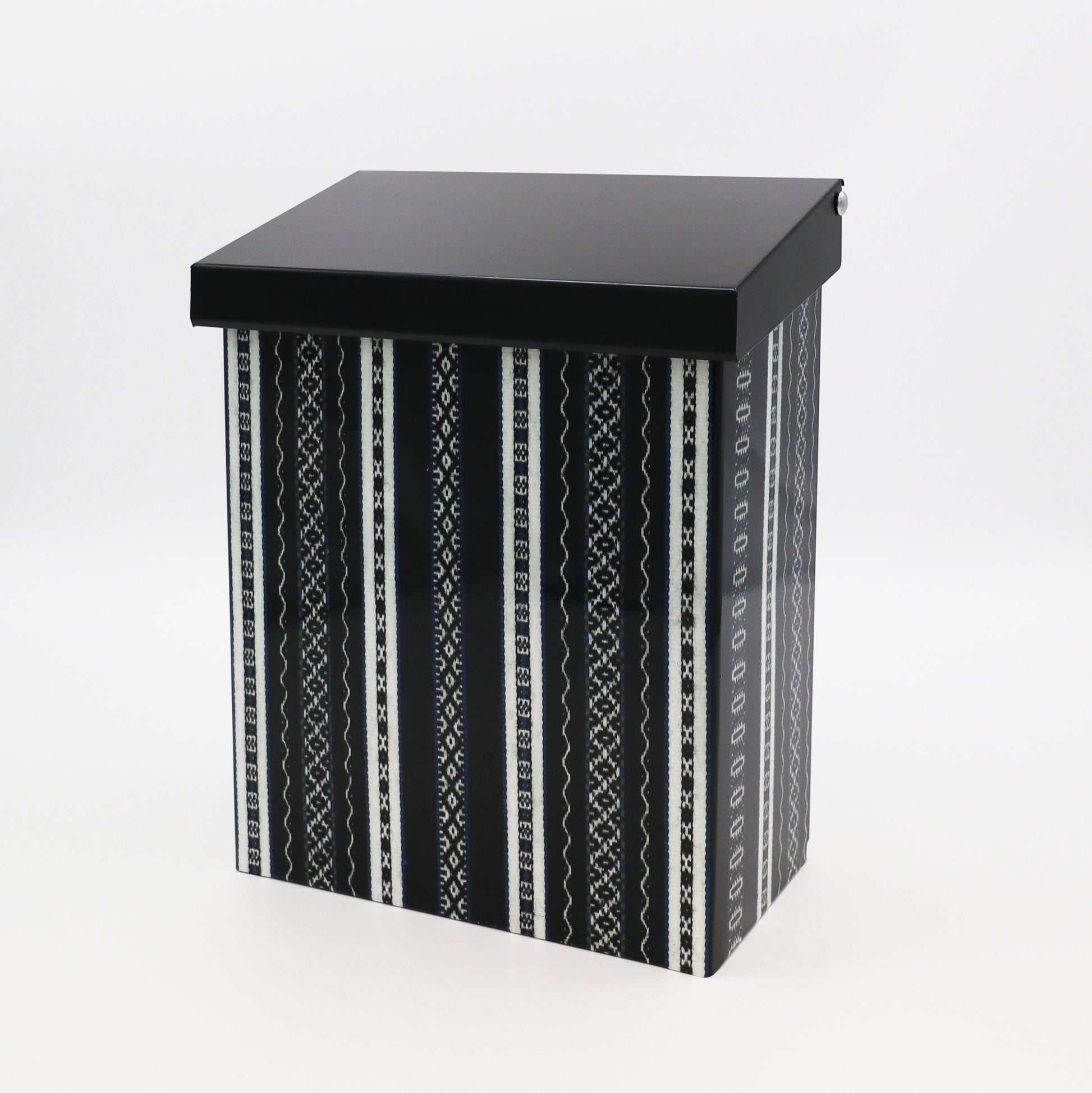 Brevlåda Maggan med dalainspirerat mönster, svart.