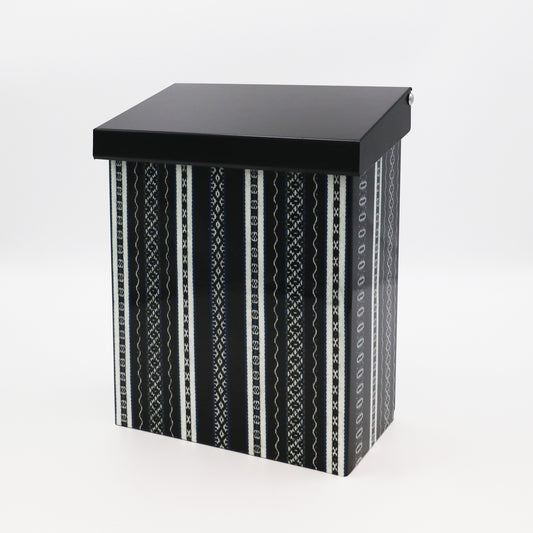 Brevlåda Maggan med dalainspirerat mönster, svart.