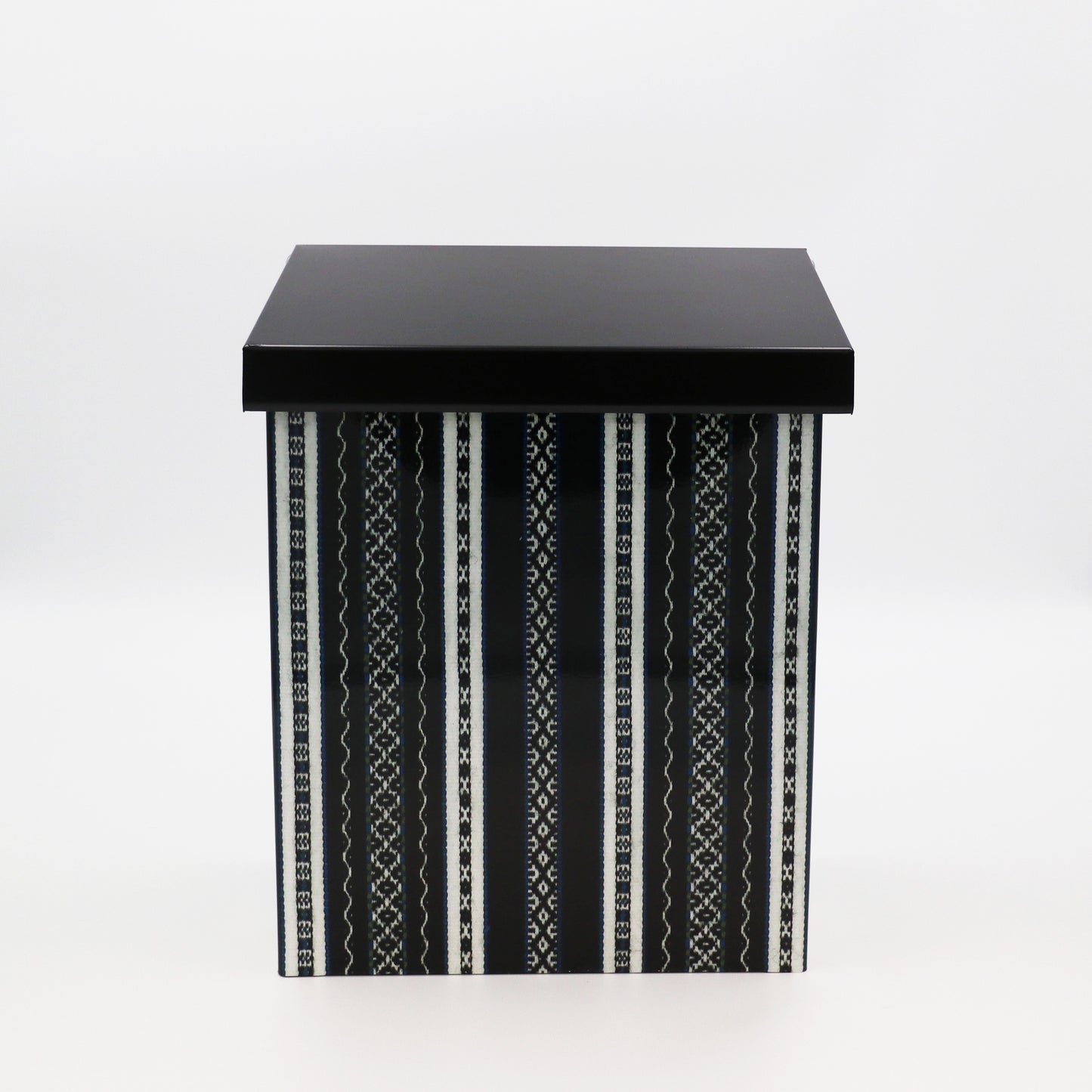 Brevlåda Maggan med dalainspirerat mönster, svart.