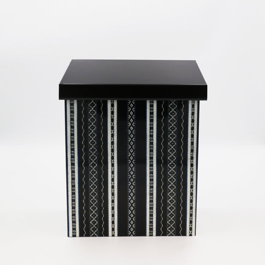 Brevlåda Maggan med dalainspirerat mönster, svart.