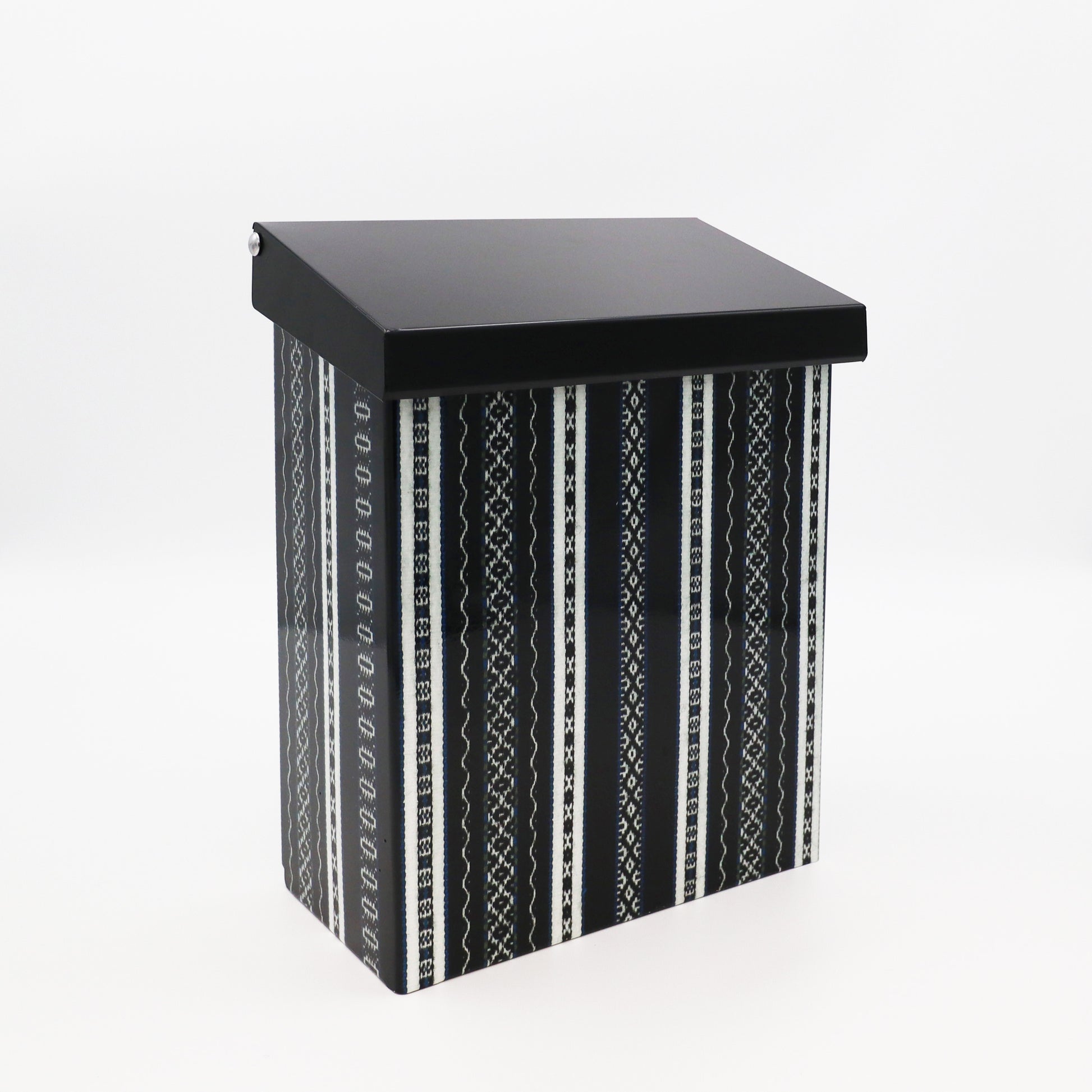 Brevlåda Maggan med dalainspirerat mönster, svart.