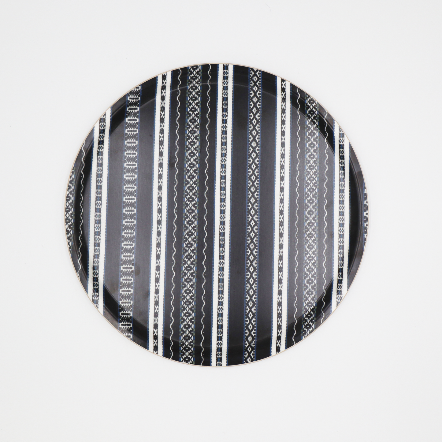 Bricka Maggan med dalainspirerat mönster.