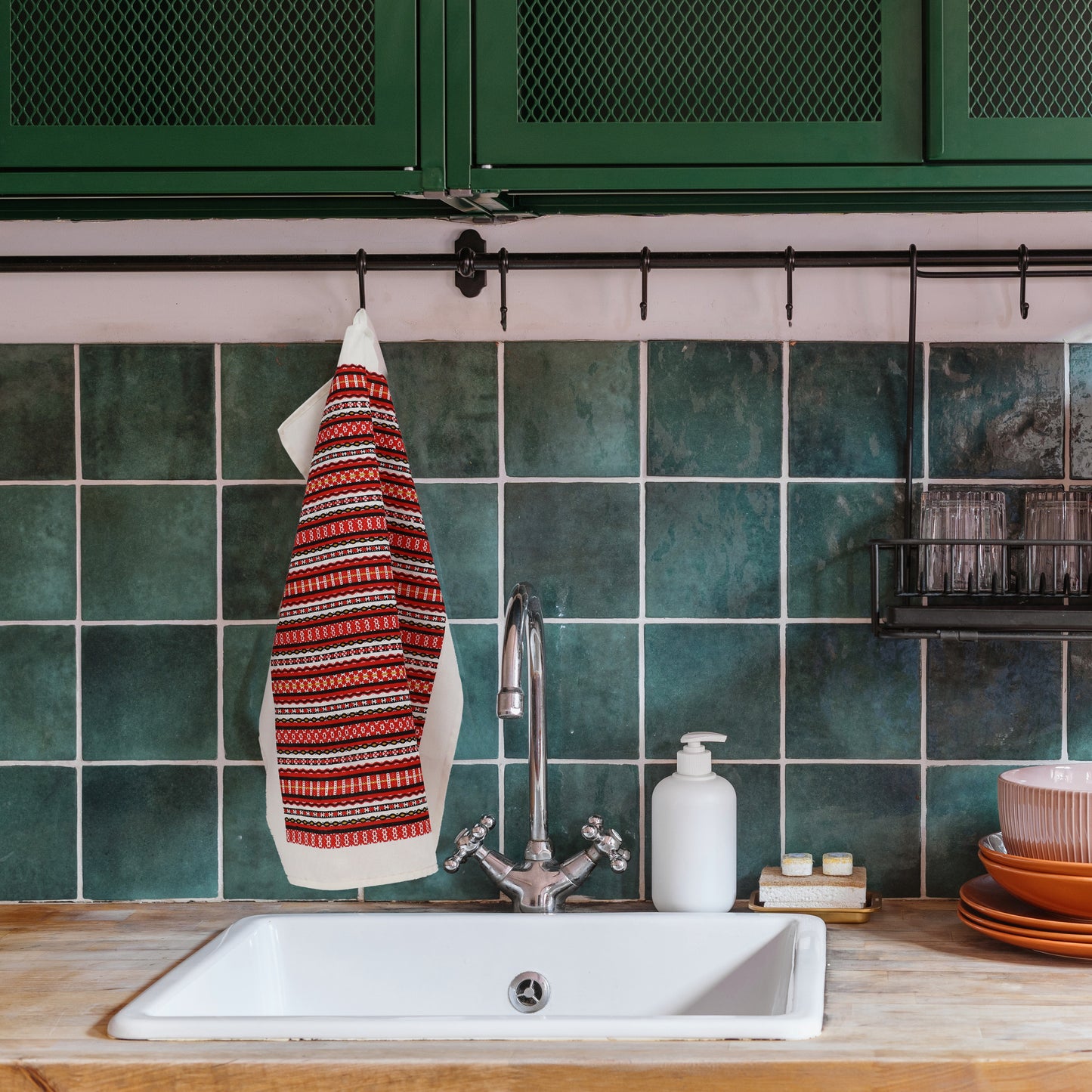 Handduk Tina med dalainspirerad svensk design